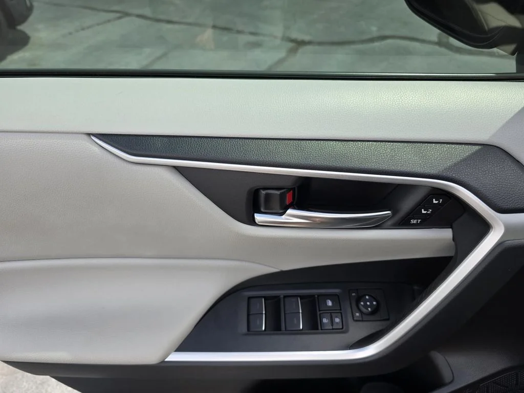 Used 2022 Midnight Black Metallic Toyota XLE Premium image 19
