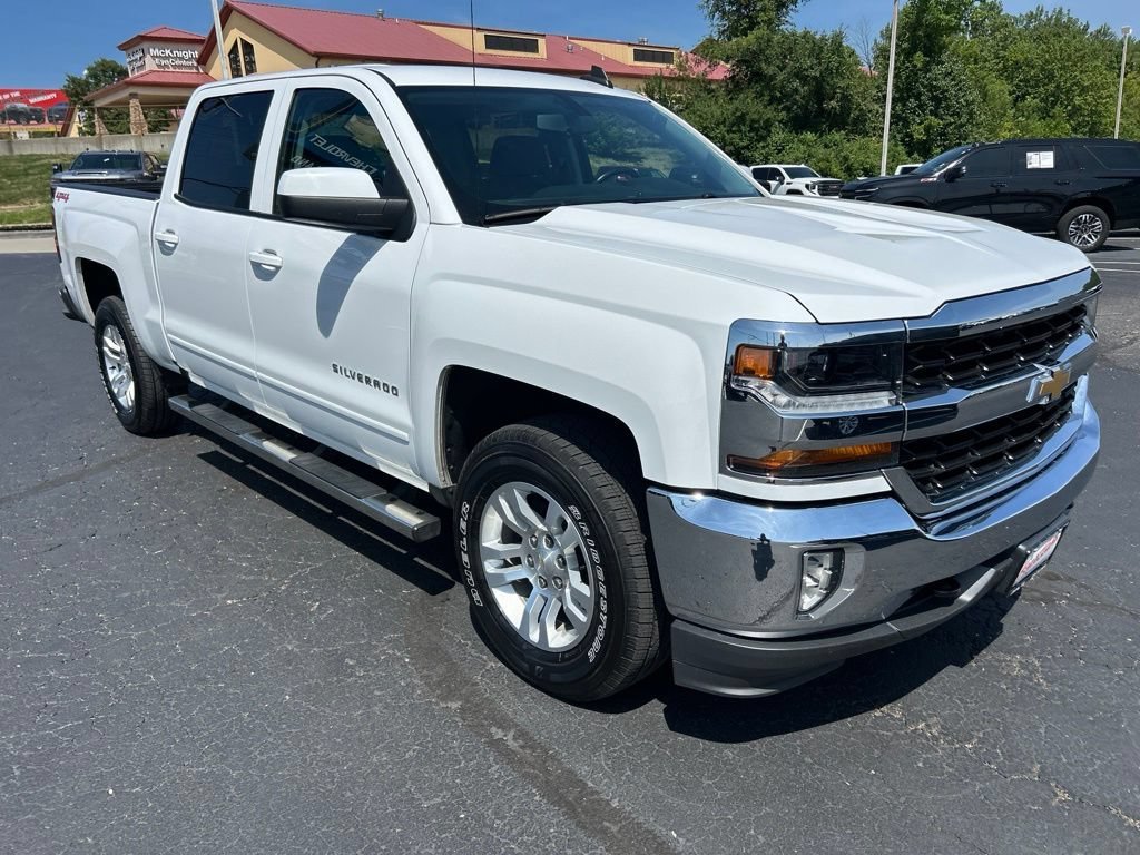 Used 2018 SUMMIT WHITE Chevrolet LT image 3