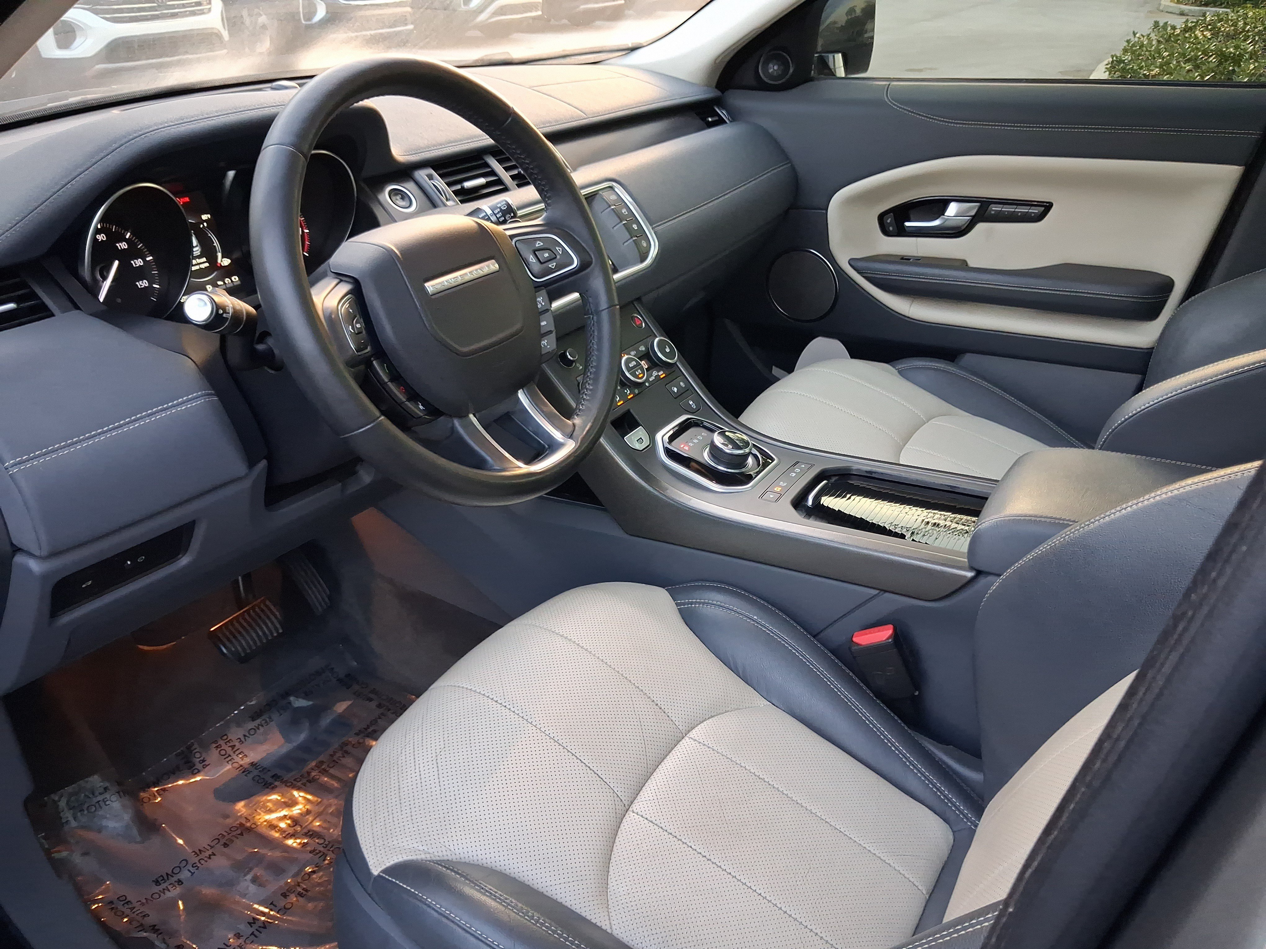 Used 2019  Land Rover SE image 13