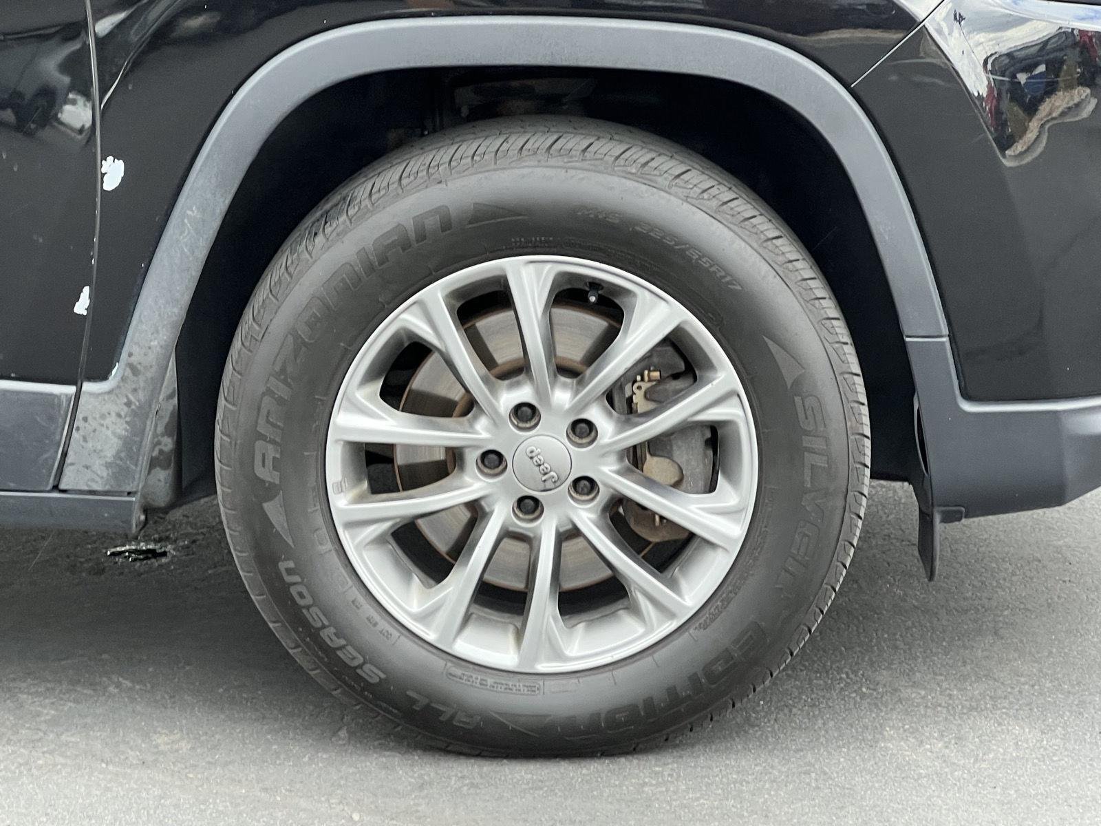Used 2019 Diamond Black Crystal Pearlcoat Jeep Latitude Plus image 16