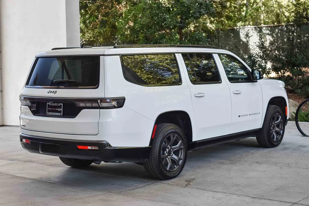 New 2026 Bright White Clear-Coat Exterior Paint Jeep ALTITUDE image 6