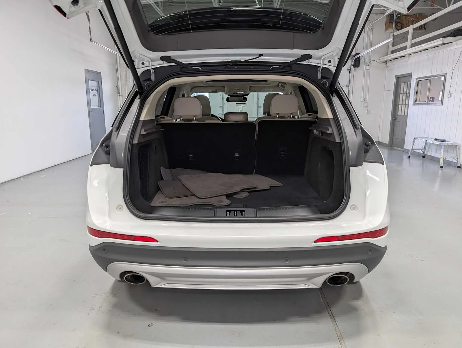 Used 2022 Pristine White Metallic Tri-Coat Lincoln Standard image 40