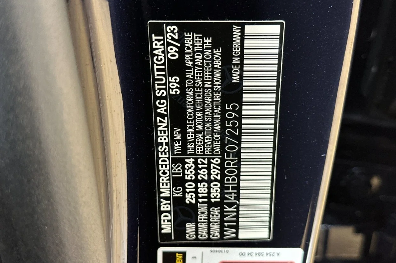 Used 2024 Nautical Blue Metallic Mercedes-Benz GLC 300 image 28