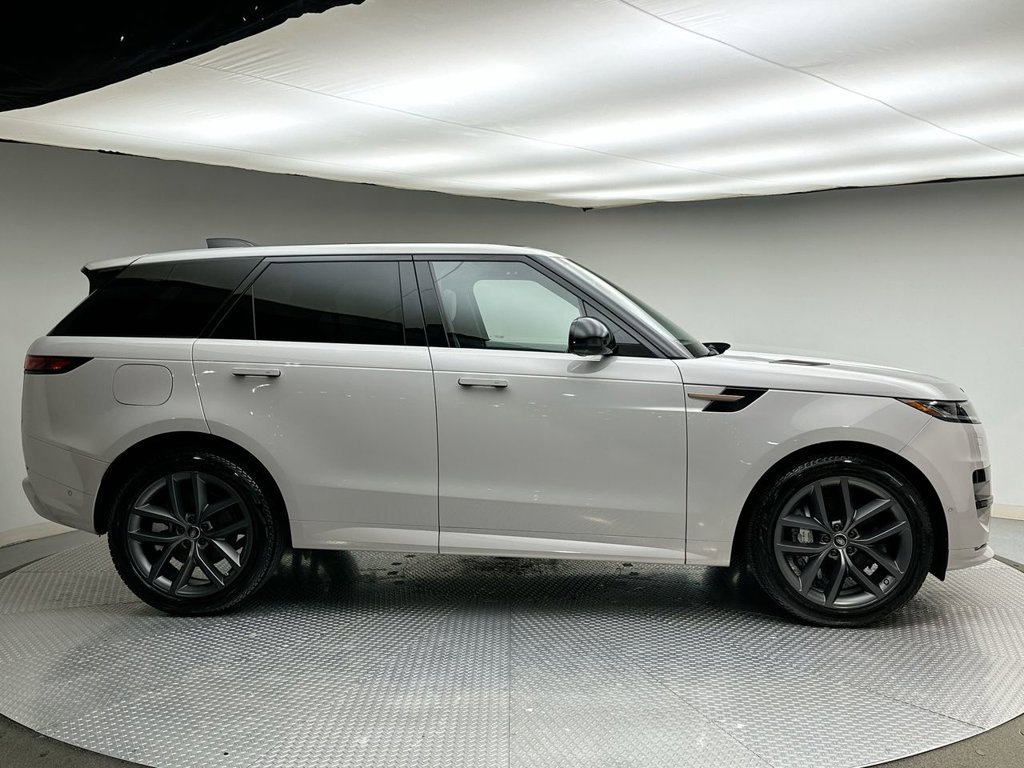 Used 2025  Land Rover Dynamic SE image 14