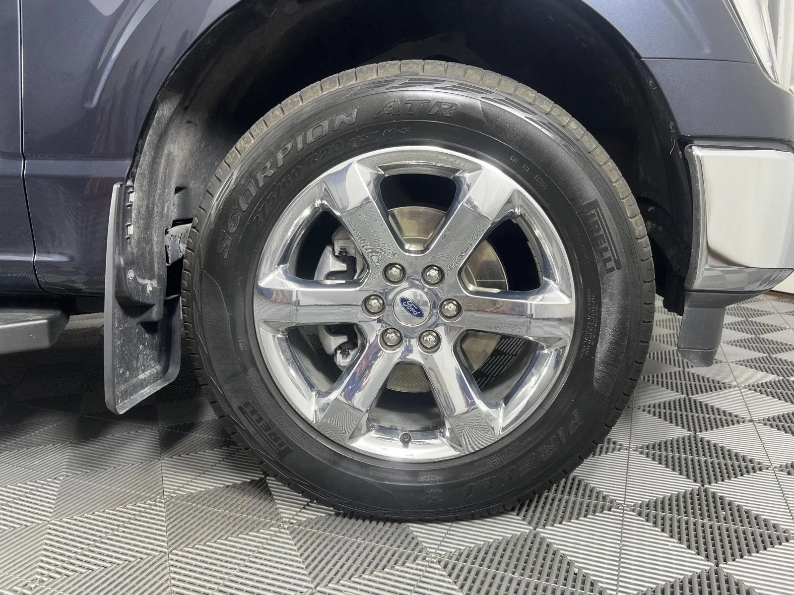 Used 2022 Smoked Quartz Metallic Tinted Clearcoat Ford LARIAT image 12