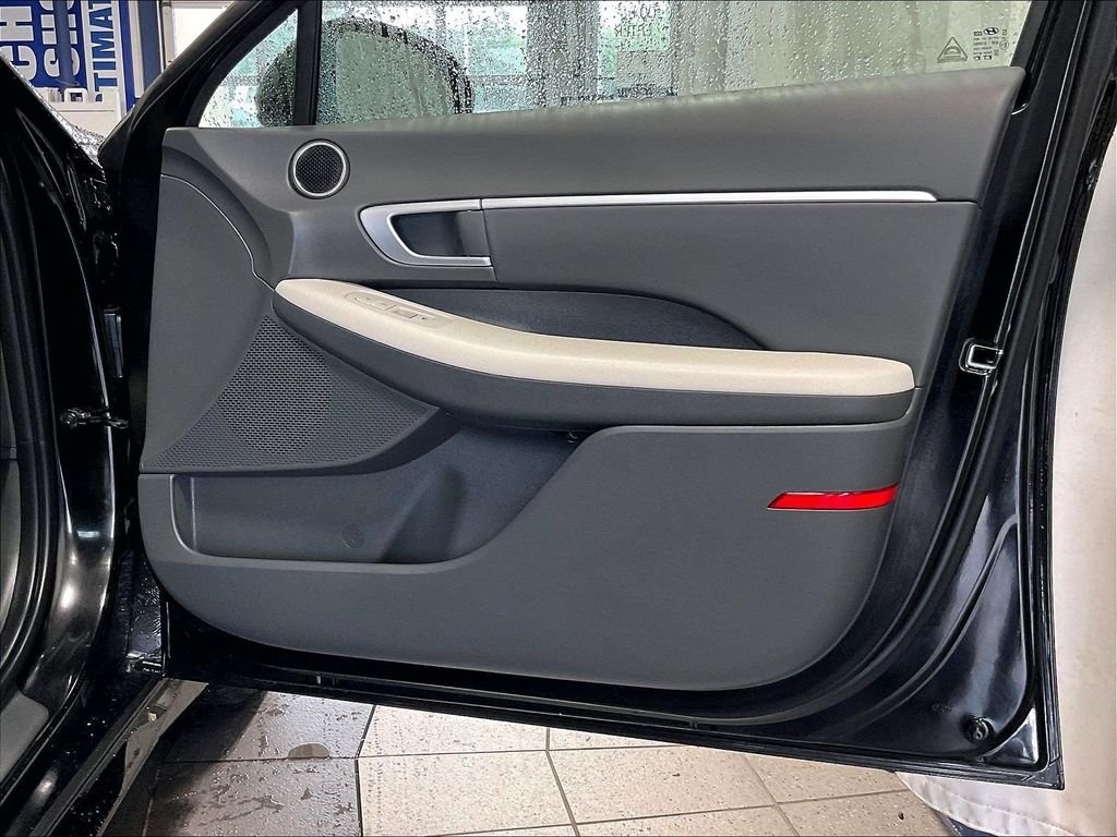Used 2025 Black Hyundai SEL image 12
