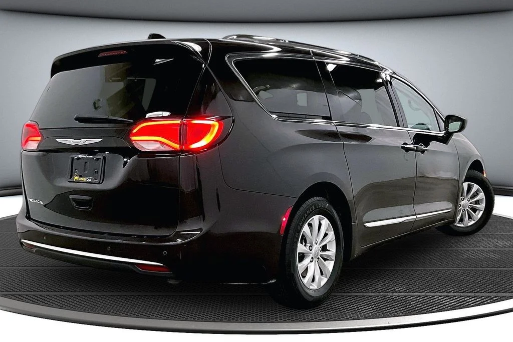 Used 2018 Red Chrysler Touring L image 6