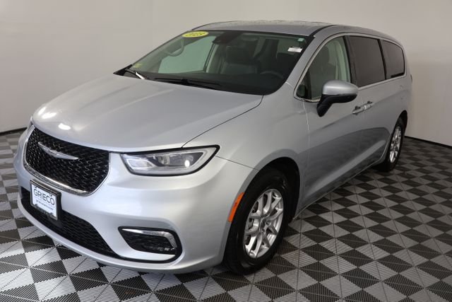 Used 2023 Silver Mist Clearcoat Chrysler Touring L image 4