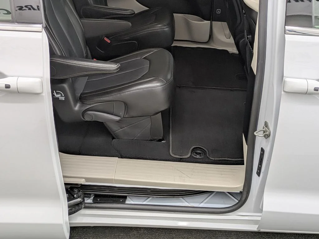 Used 2024 White Chrysler Touring L image 19