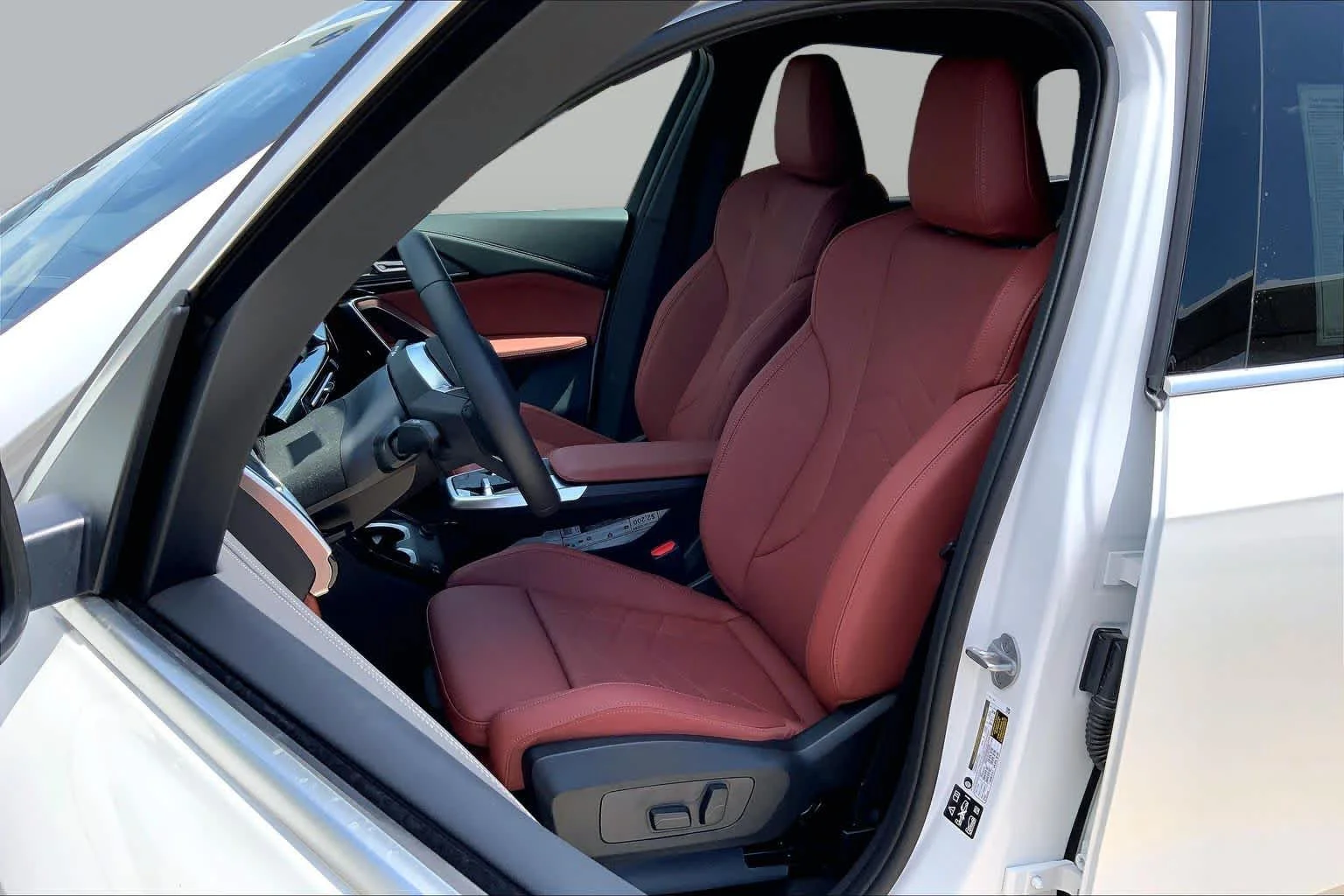New 2026 Mineral White Metallic BMW xDrive28i image 9