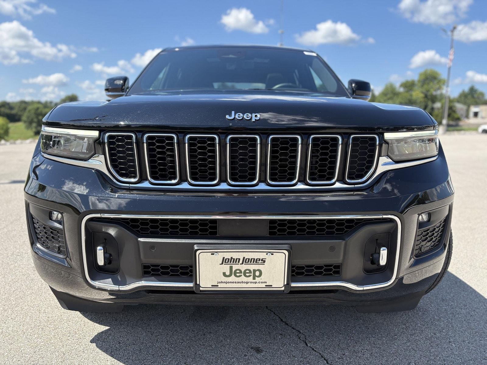 Used 2022 Diamond Black Crystal Pearlcoat Jeep Overland image 18