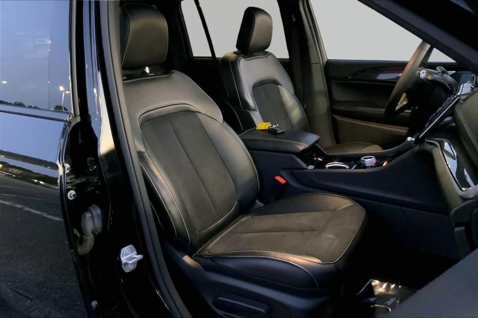 Used 2023 Diamond Black Crystal Pearlcoat Jeep Altitude image 8
