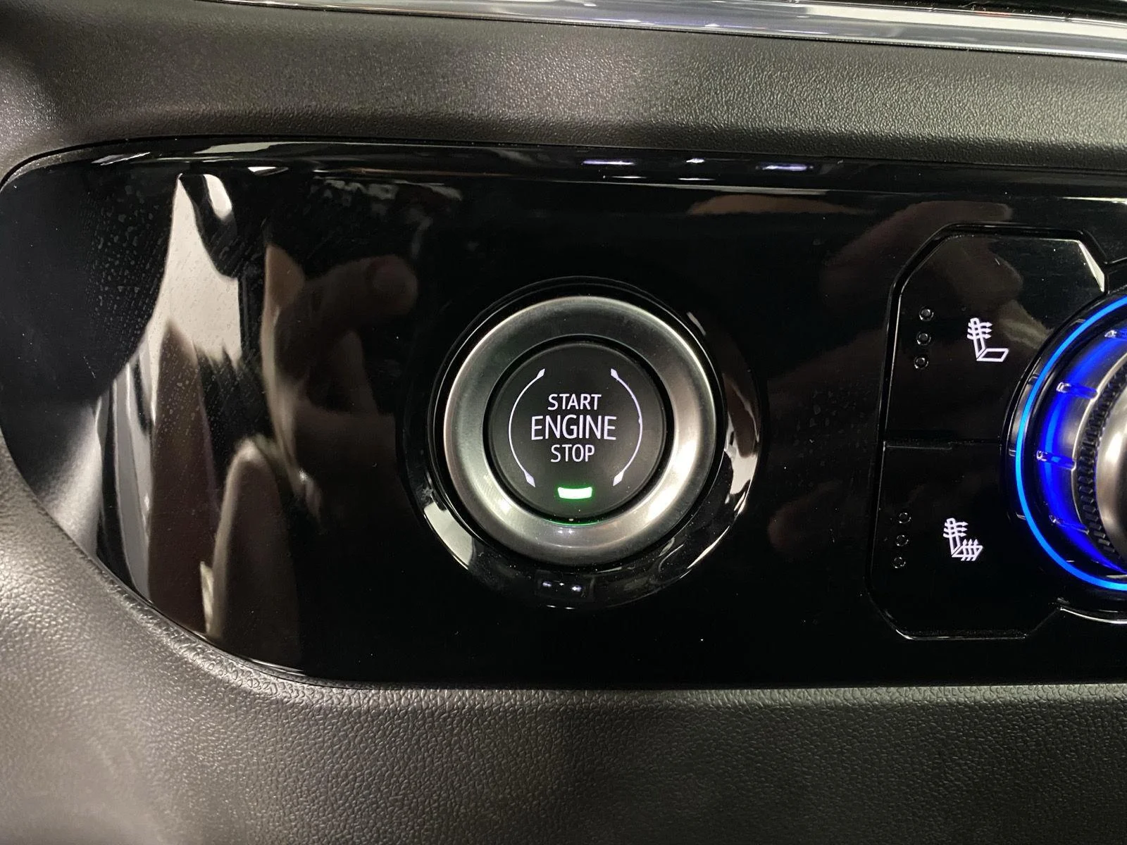 Used 2024 Onyx Black GMC Elevation image 13