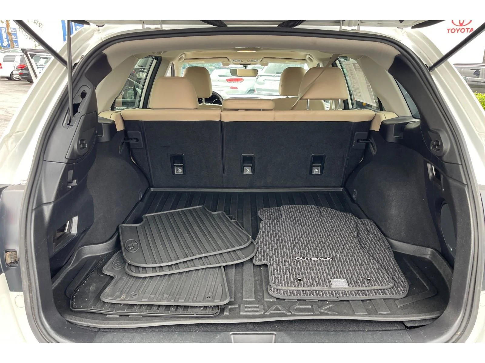 Used 2017 CRYSTAL WHITE PEA Subaru Limited image 17