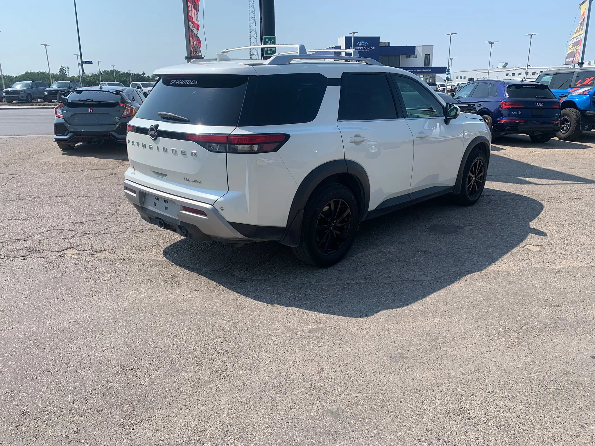 Used 2022 White Nissan SL image 14