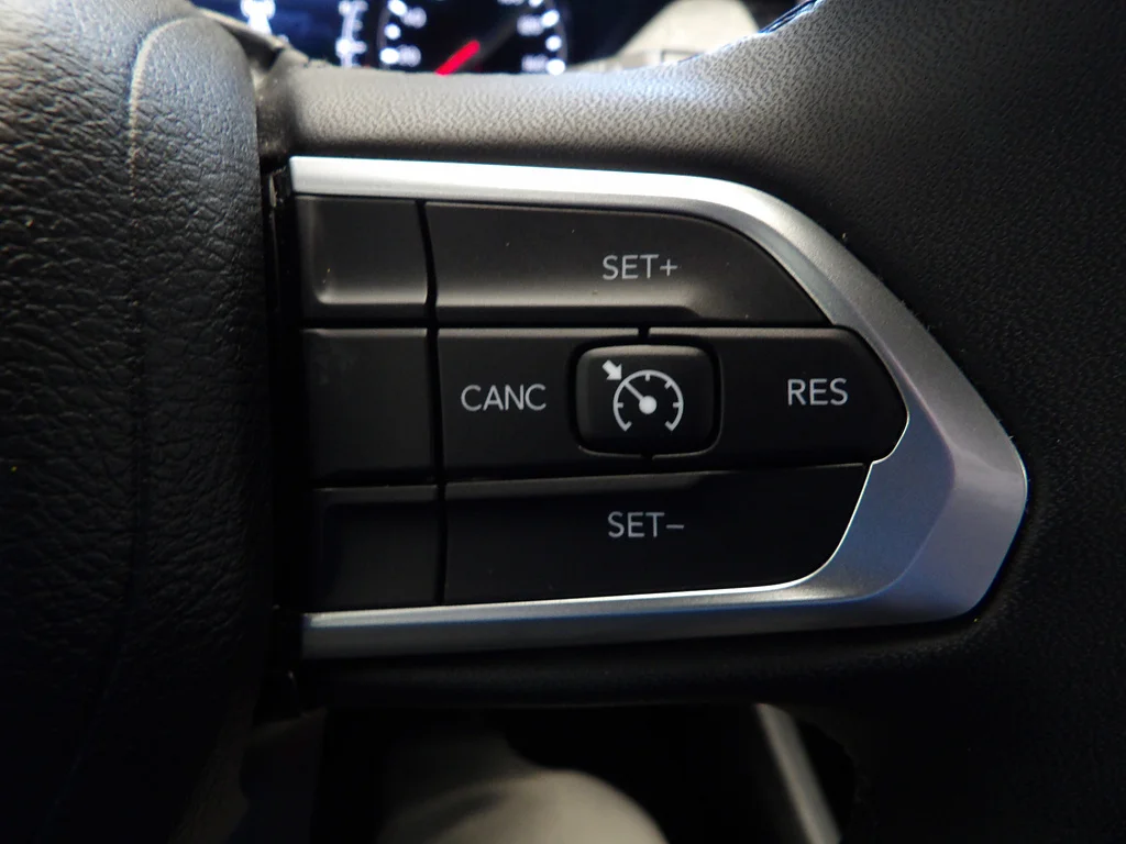 Used 2023 Diamond Black Crystal Pearl Coat Jeep Latitude Lux image 31