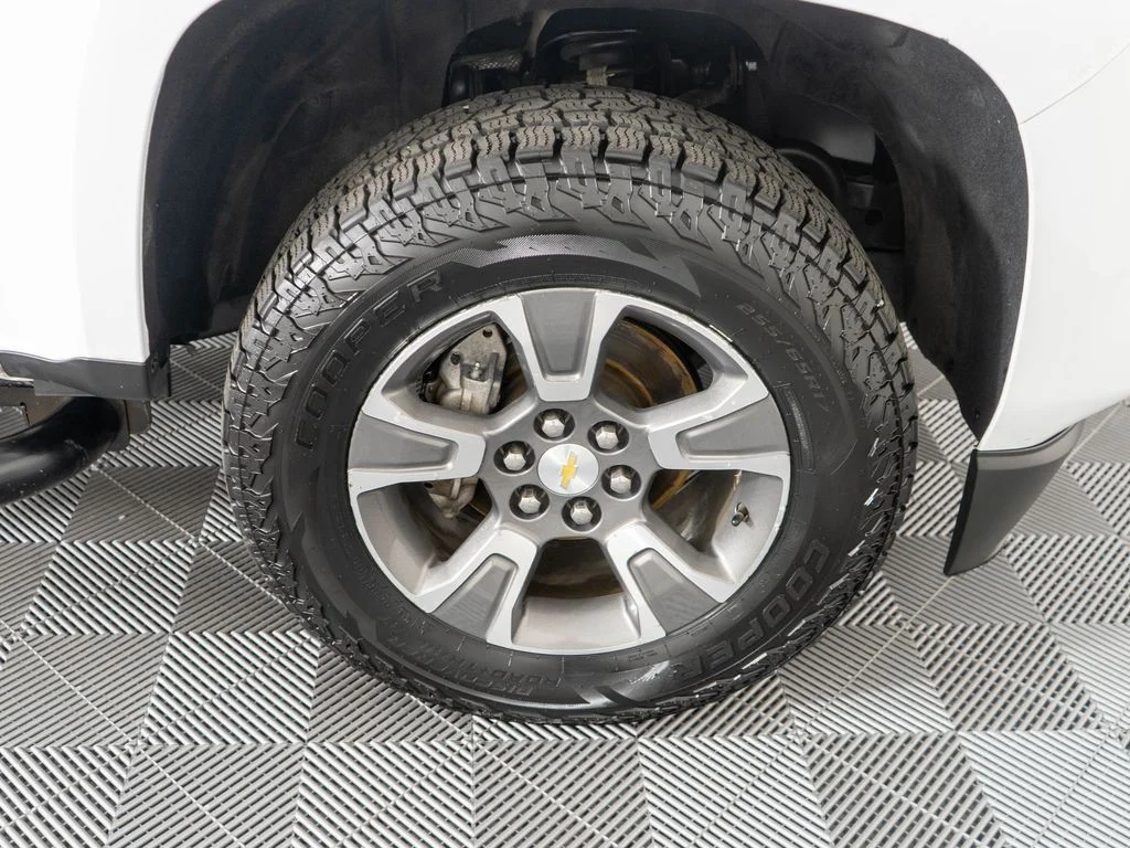Used 2015 White Chevrolet Z71 image 32