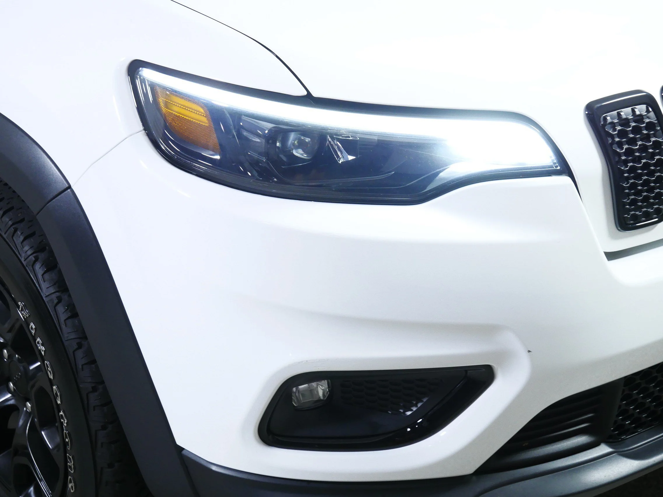 Used 2022 Bright White Clearcoat Jeep X image 16