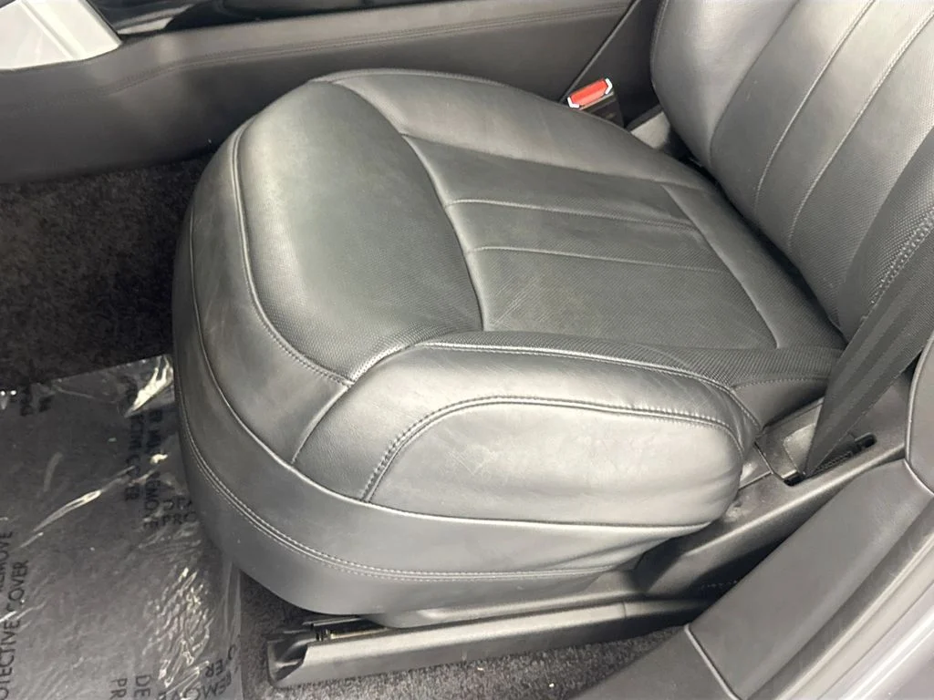 Certified Used 2023 Eiger Grey Metallic Land Rover SE image 19