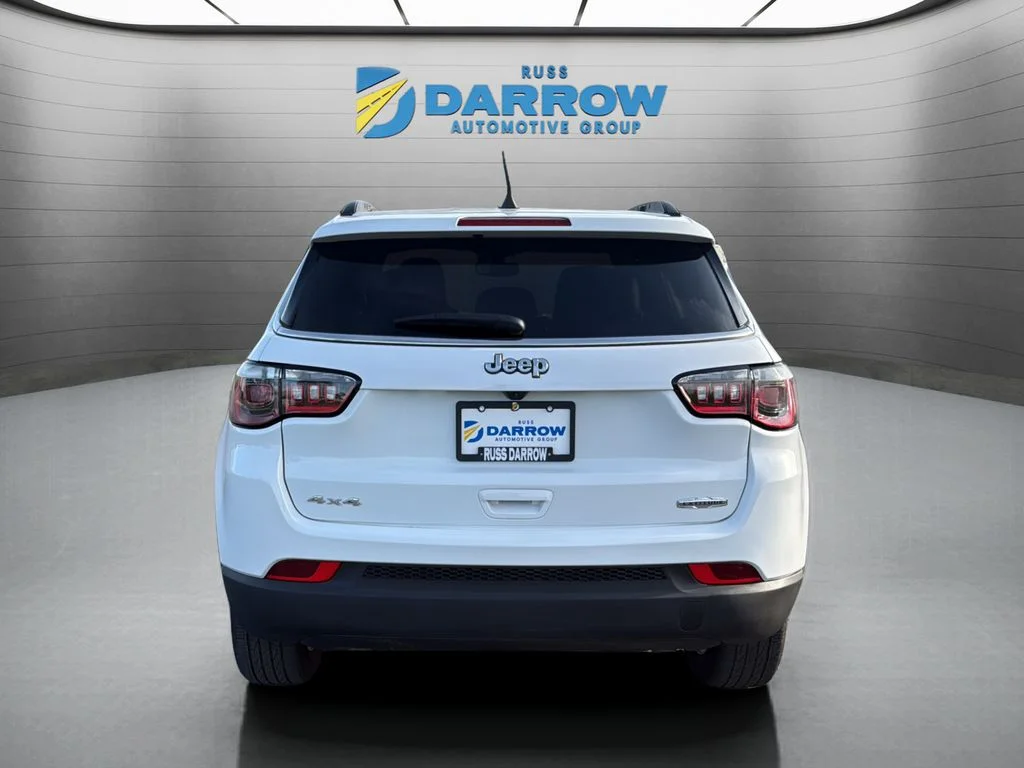 Used 2025 White/off-white Jeep Latitude image 4
