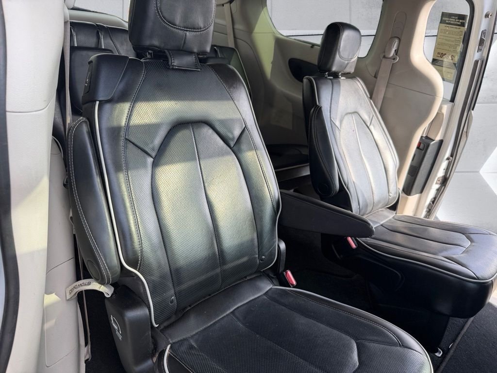 Used 2022 White Chrysler Limited image 24