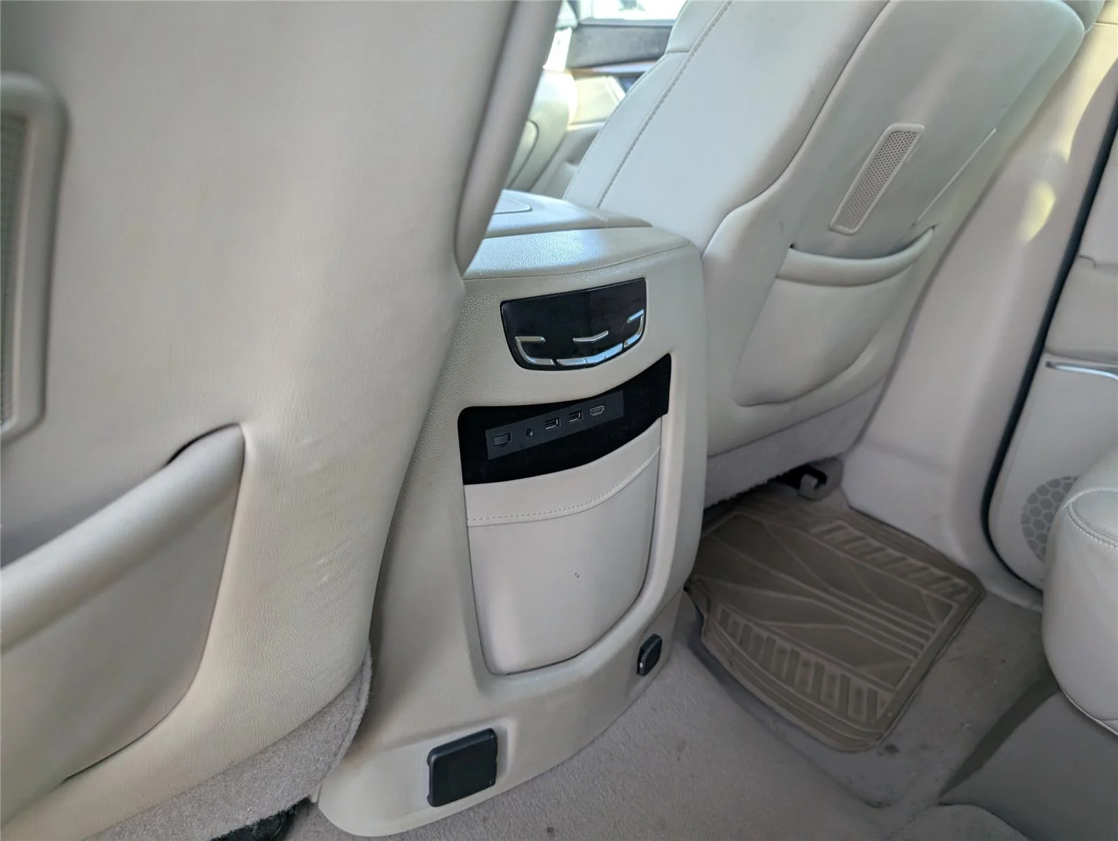 Used 2018 DARK GRANITE METALLIC Cadillac Luxury image 28