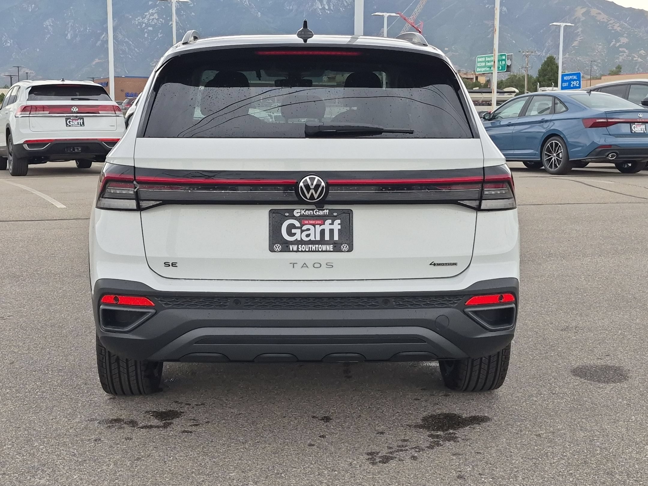New 2026 Pure White w/Deep Blk Rf Volkswagen SE Black image 4