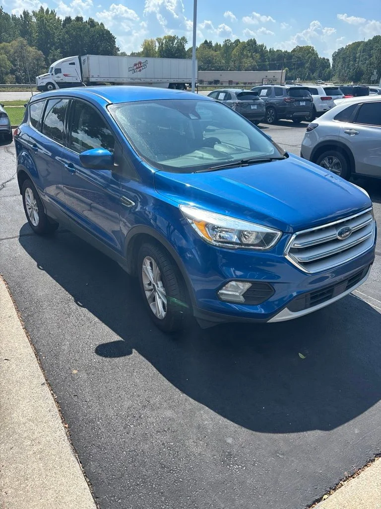Used 2019 Blue Ford SE image 2
