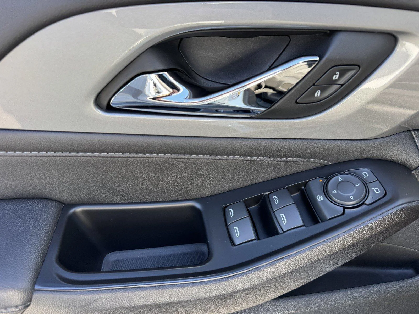 Used 2023 SUMMIT WHITE Chevrolet LT Cloth image 20