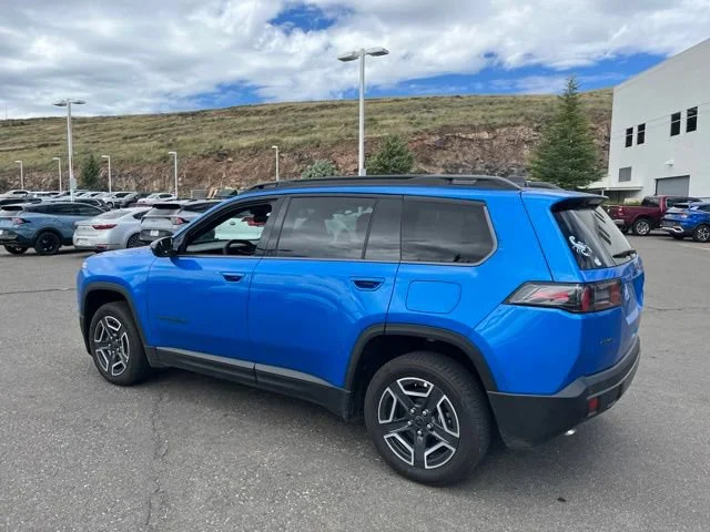 Used 2026 Hydro Blue Pearlcoat Jeep Laredo image 11