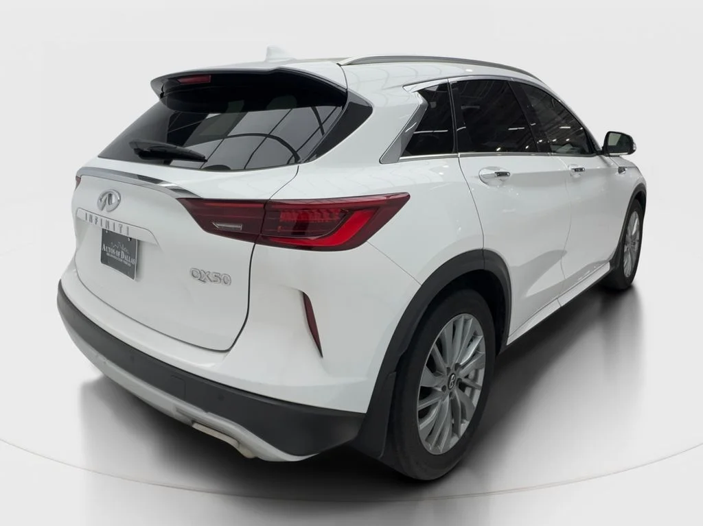 Used 2023 White INFINITI LUXE image 7