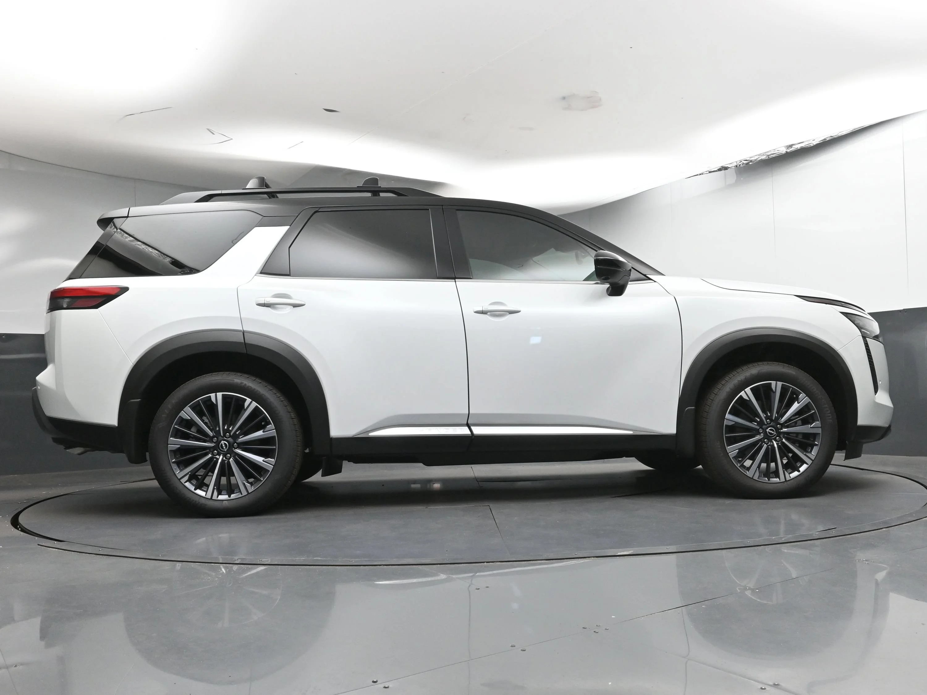 New 2026 Everest White Pearl TriCoat / Super Black Two-tone Nissan Platinum image 26