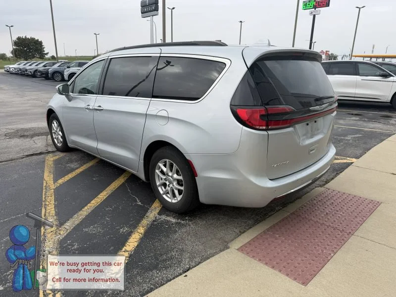 Used 2022 Silver Mist Clearcoat Chrysler Touring L image 3