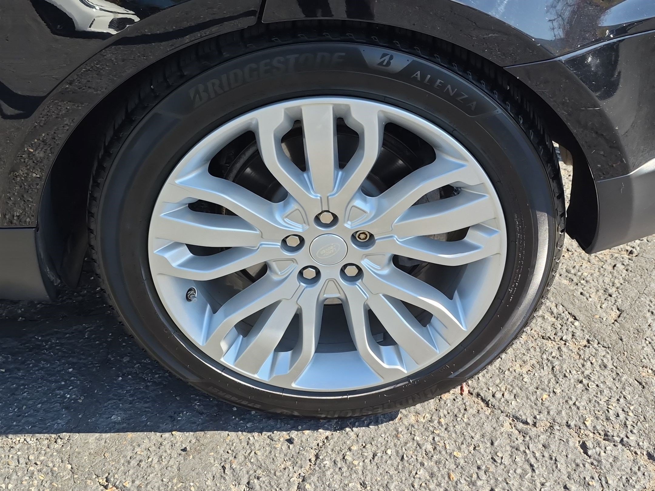 Used 2017  Land Rover SE image 12