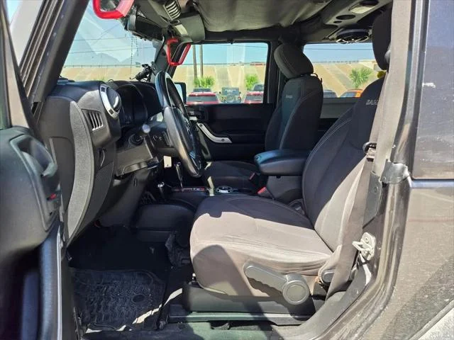 Used 2017 Gray Jeep Sahara image 9
