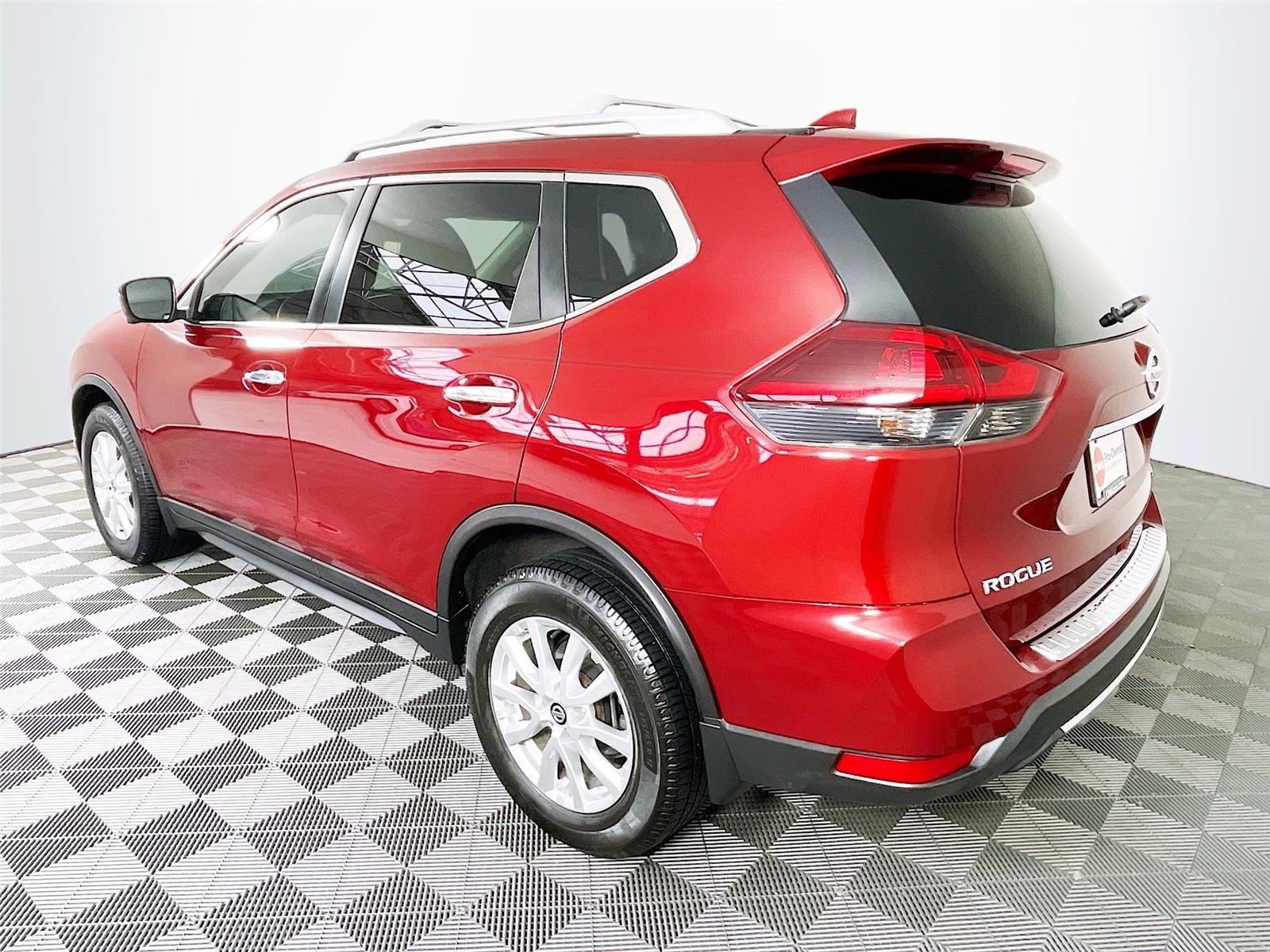 Used 2018 RED NISSAN  image 6