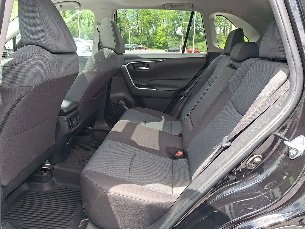 2025 Toyota RAV4 XLE - Photo 10