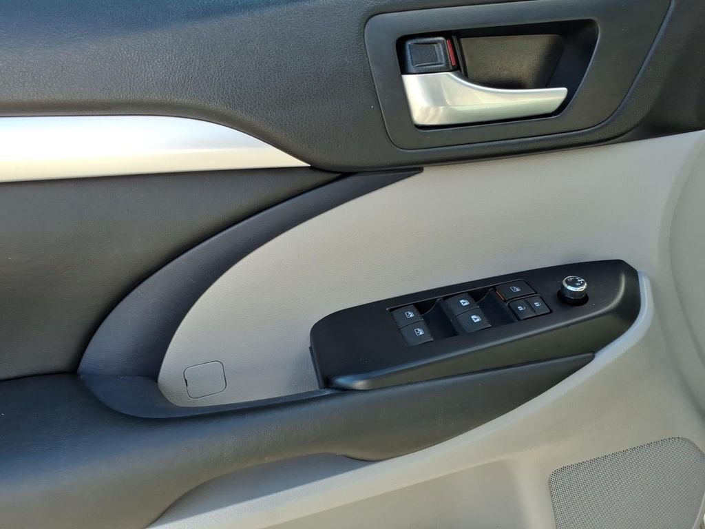 Used 2018 Silver Toyota XLE image 23