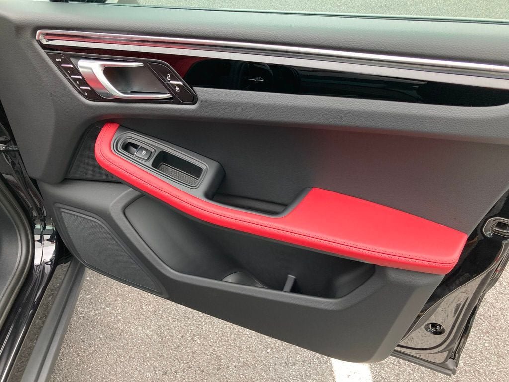 2025 Porsche Macan - Photo 21