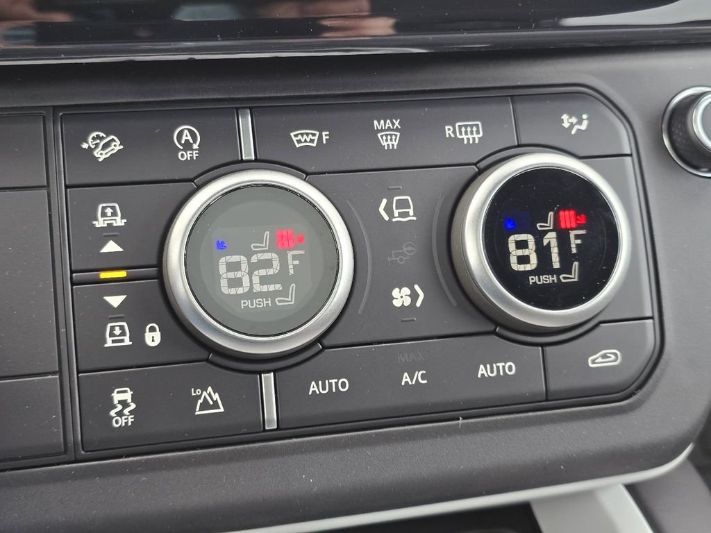 New 2026 Fuji White Land Rover X-Dynamic se image 13