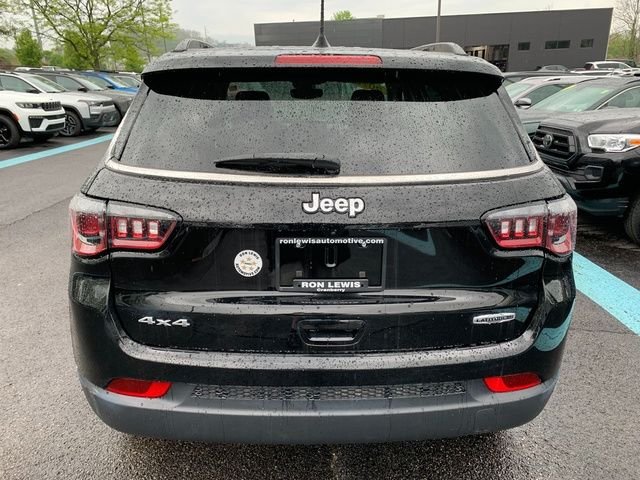 Used 2022 Black Jeep Latitude Lux image 4