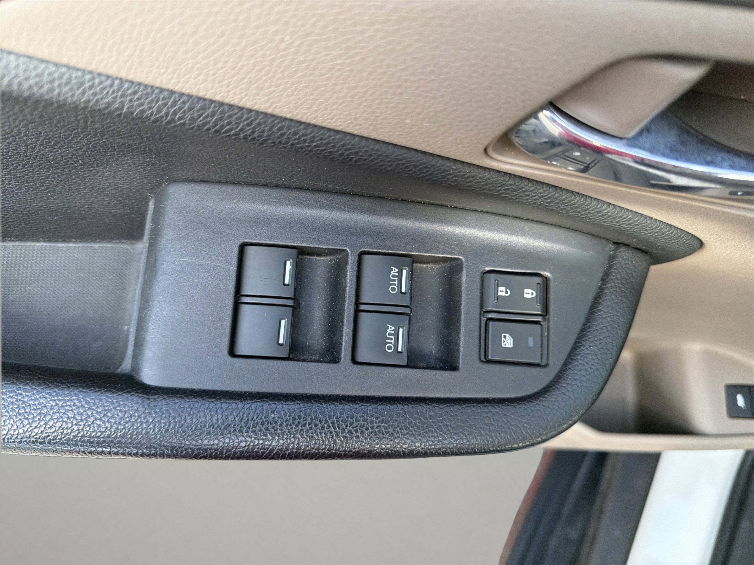 Used 2016 White Diamond Pearl Honda Touring image 21