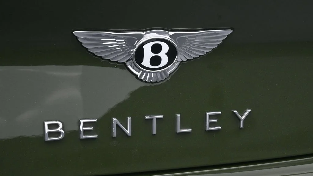 Used 2023 Green Bentley Azure image 18