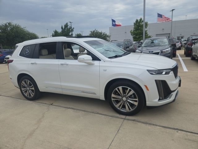 Used 2021  Cadillac Premium Luxury image 2