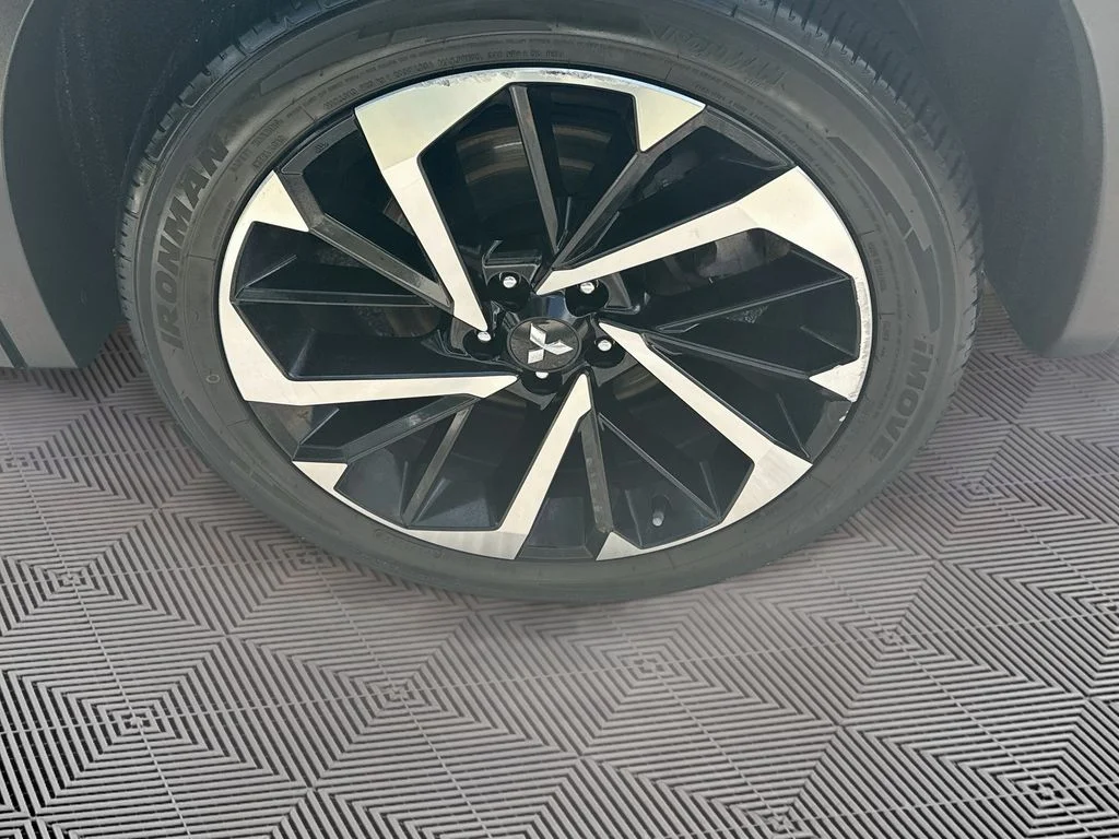 Used 2022  Mitsubishi  image 35