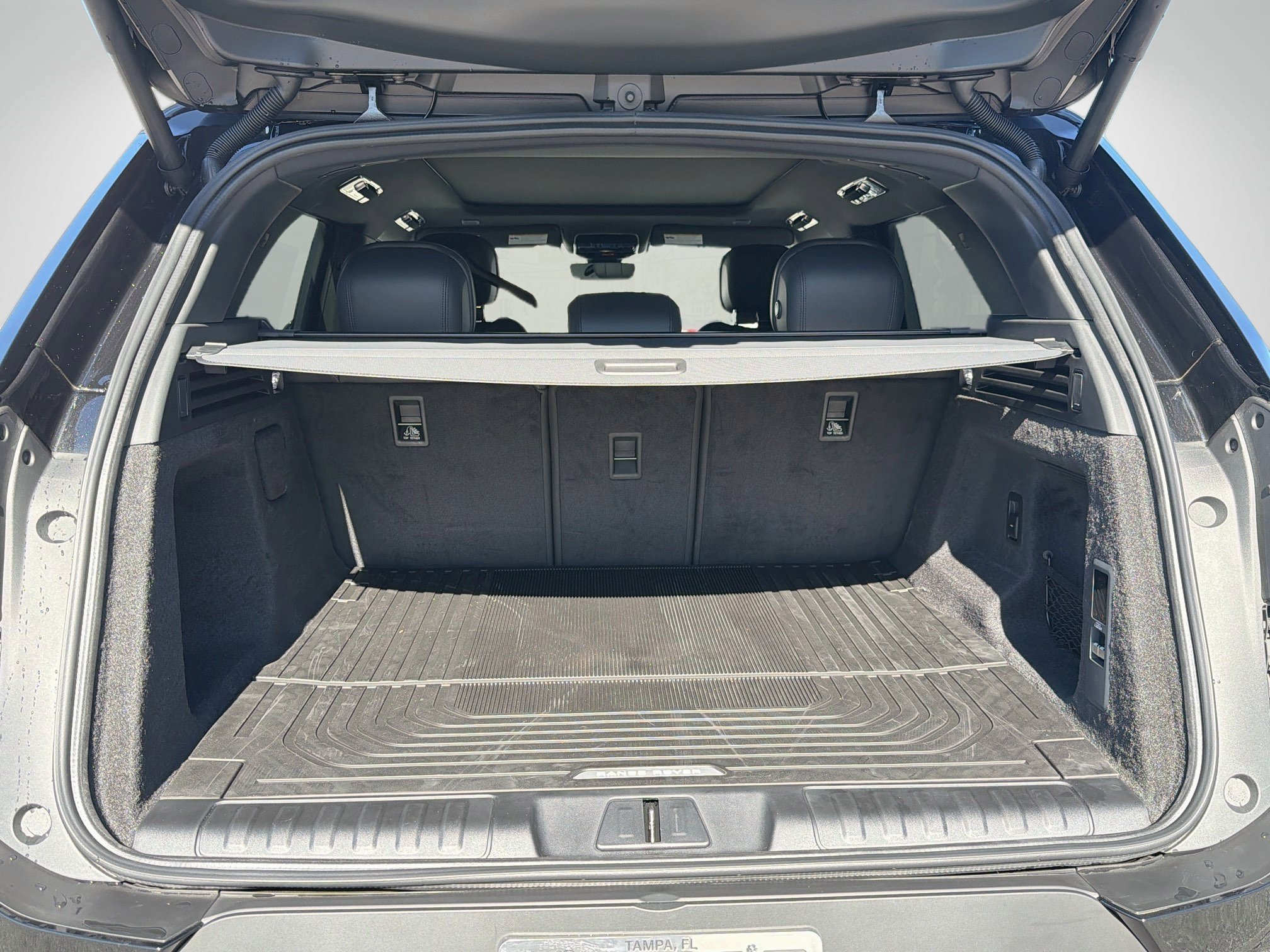 New 2027 Santorini Black LAND ROVER SE P360 image 11