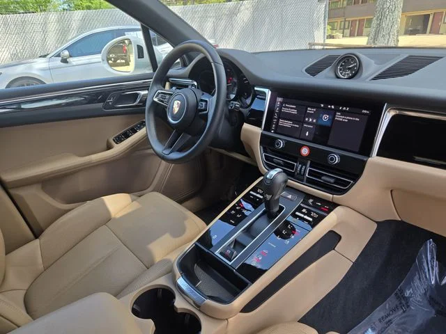 2025 Porsche Macan T - Photo 21