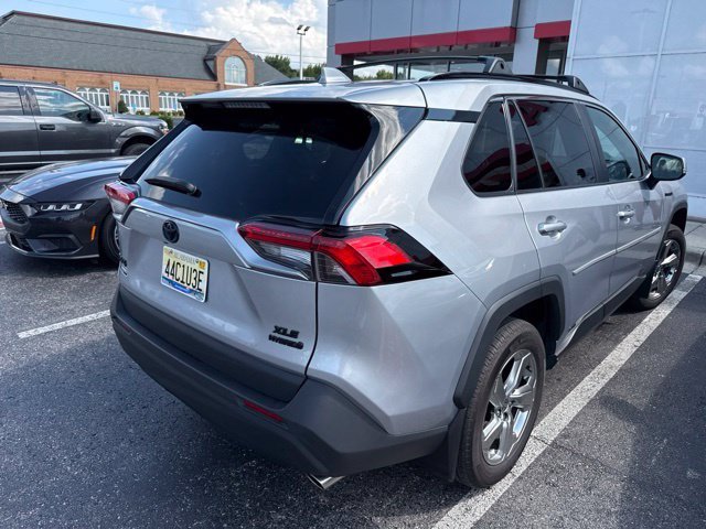 Used 2021 Silver Toyota XLE Premium image 7