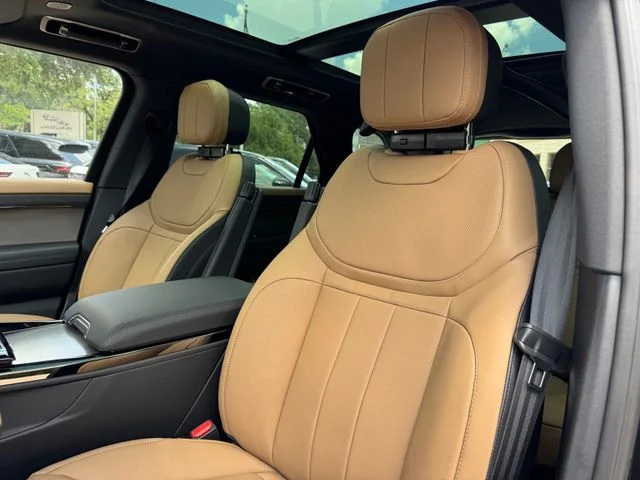 New 2026 Santorini Black Land Rover Dynamic SE image 9