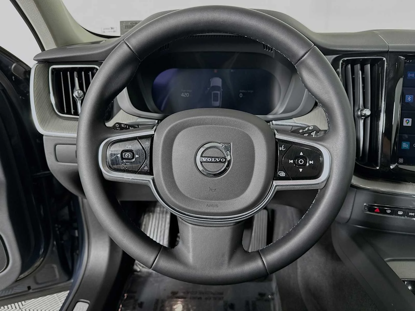 2025 Volvo XC60 Plus - Photo 11